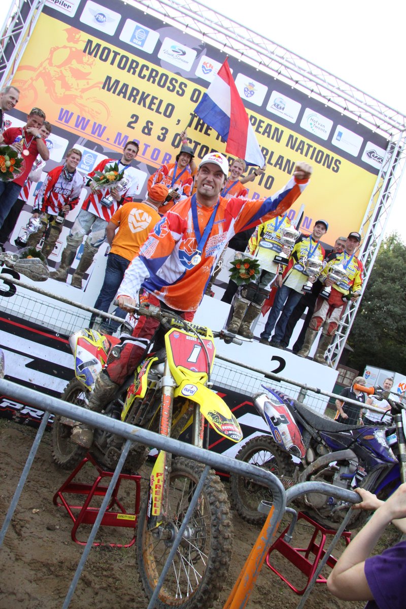 Marc de Reuver, Beursfoon Suzuki, viert het winnen van de Motocross of European Nations van 2010 in Markelo.