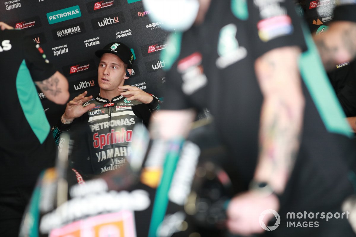 Pembalap Petronas Yamaha SRT, Fabio Quartararo, berdiskusi dengan krunya di paddock.