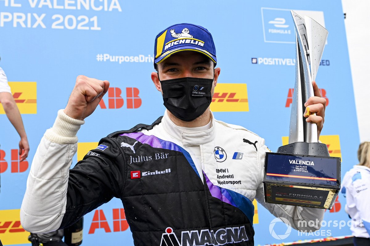 Pemenang Race Valencia E-Prix II, Jake Dennis (BMW i Andretti Motorsport) merayakan keberhasilannya meraih trofi utama.