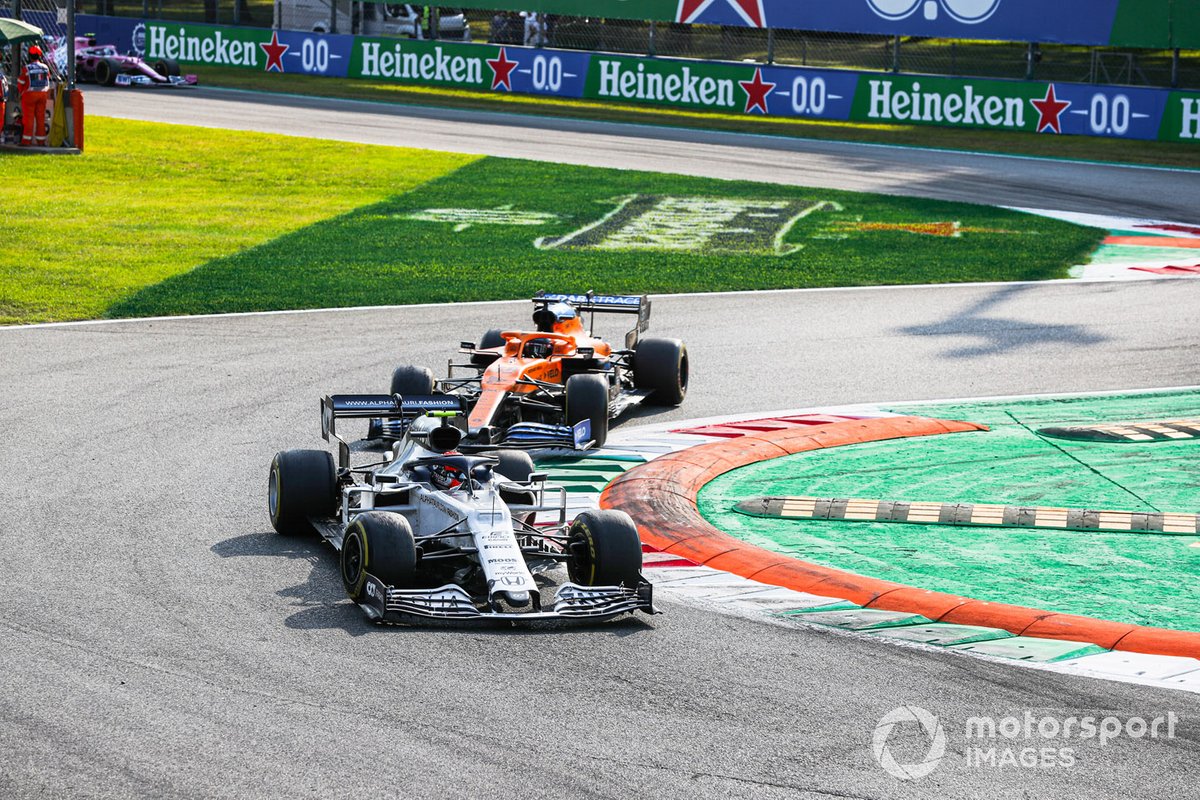 Pembalap AlphaTauri, Pierre Gasly, menahan Carlos Sainz Jr. (McLaren) yang ada di belakangnya dalam GP Italia 2020.