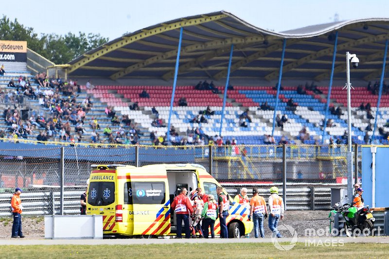 Jorge Lorenzo wordt met de ambulance afgevoerd als hij tijdens de Dutch TT opnieuw hard ten val komt.