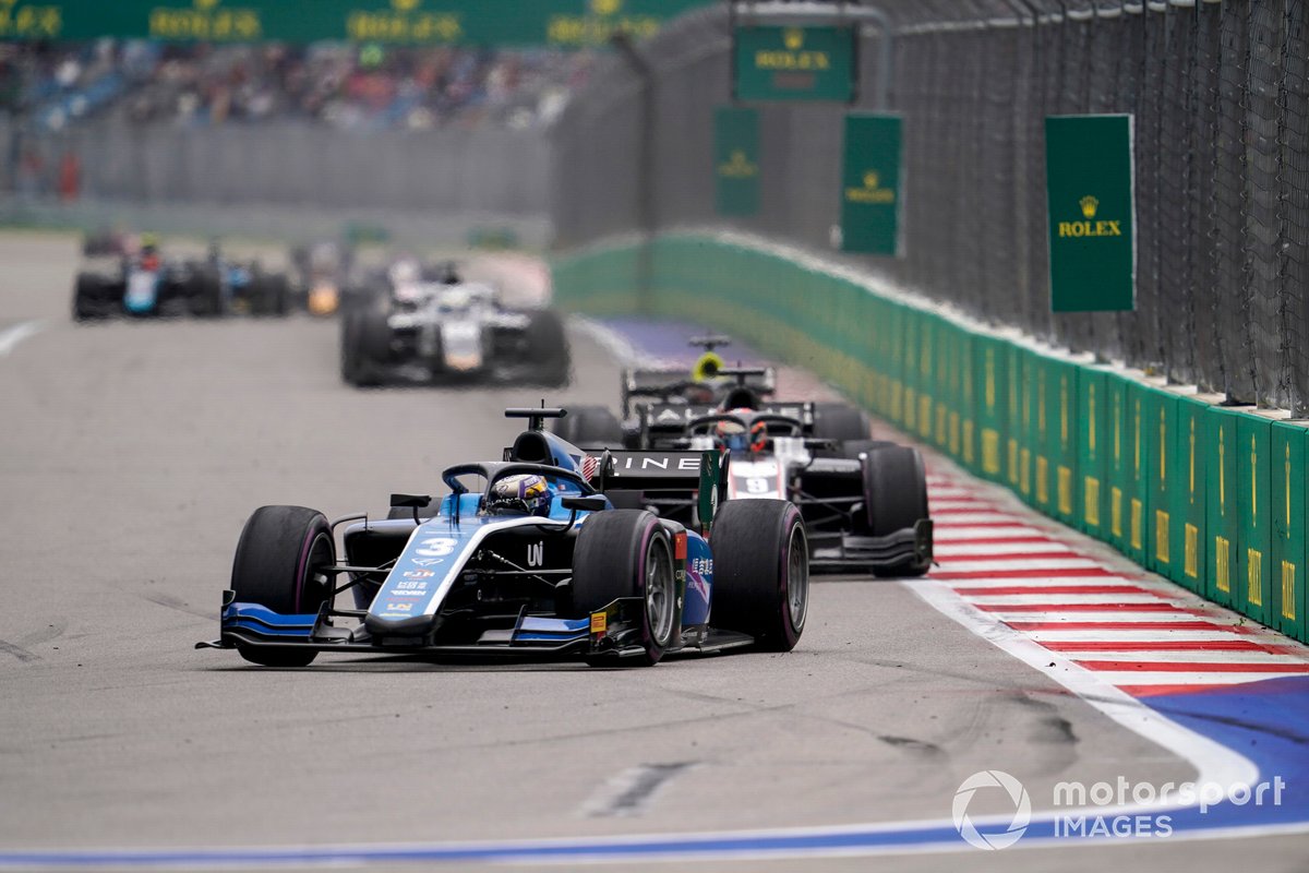 Guanyu Zhou, Uni-Virtuosi Racing, saat turun di Feature Race F2 Rusia.