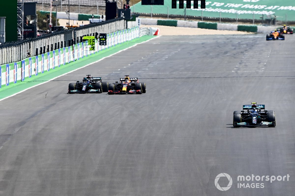 Valtteri Bottas, Mercedes W12, Max Verstappen, Red Bull Racing RB16B, en Lewis Hamilton, Mercedes W12
