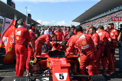 Ferrari mechanics observan el coche de Sebastian Vettel, Ferrari SF70H, problemas técnicos