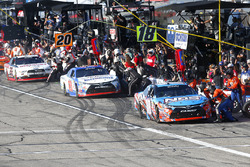 Kyle Busch, Joe Gibbs Racing Toyota, Ryan Preece, Joe Gibbs Racing Toyota, Brad Keselowski, Team Penske Ford pit stop