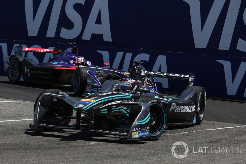 Adam Carroll, Jaguar Racing, leads Alex Lynn, DS Virgin Racing