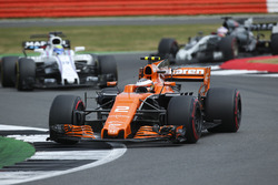 Stoffel Vandoorne, McLaren MCL32, Felipe Massa, Williams FW40