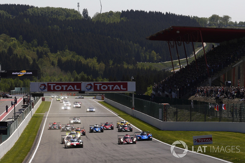 El inicio #8 Toyota Gazoo Racing Toyota TS050: Sébastien Buemi, Kazuki Nakajima, Fernando Alonso leads