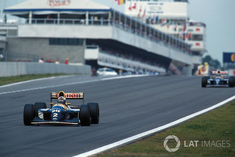 Pero la suerte de Hill acabó en la vuelta 41, cuando su V10 Renault explotó, dando el segundo puesto a Senna.
