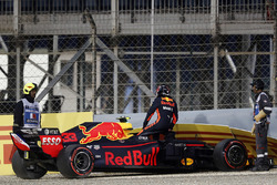 После аварии: Макс Ферстаппен, Red Bull Racing RB14