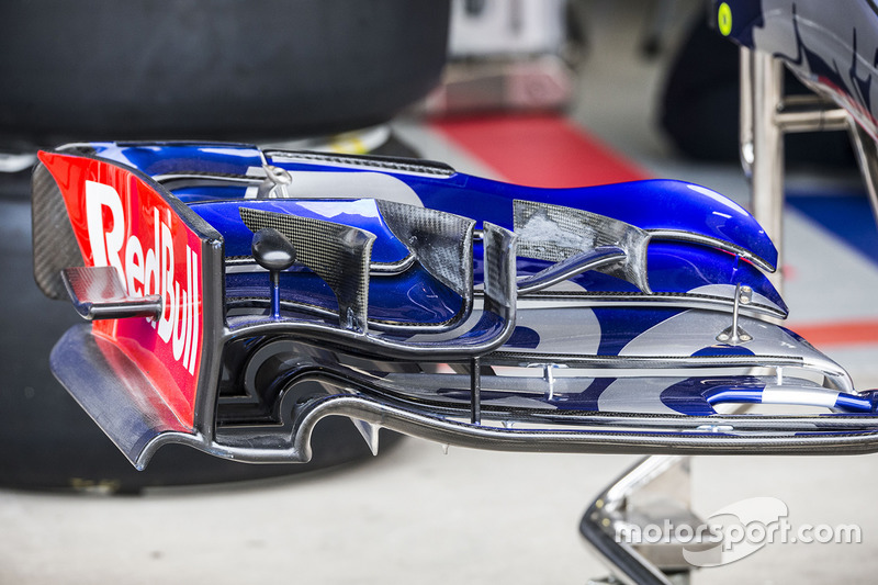 Scuderia Toro Rosso STR12 ön kanat detay