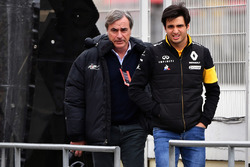 Гонщик Renault Sport F1 Team Карлос Сайнс-мл. и его отец Карлос Сайнс