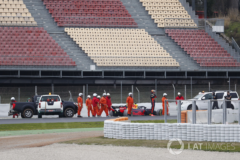 Max Verstappen, Red Bull Racing RB14, fermo nella ghiaia