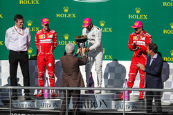 Podyum: Eski Birleşik Devletler Başkanı Bill Clinton ve yarış galibi Lewis Hamilton, Mercedes AMG F1, 2. Sebastian Vettel, Ferrari, James Allison, Mercedes AMG F1 Teknik Direkötrü ve 3. Kimi Raikkonen, Ferrari