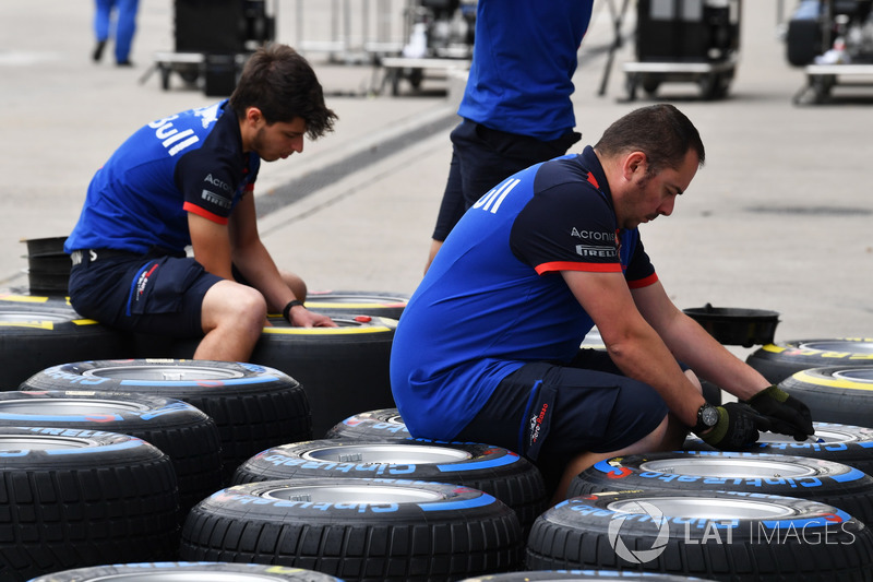 Механіки Scuderia Toro Rosso працюють з шинами Pirelli