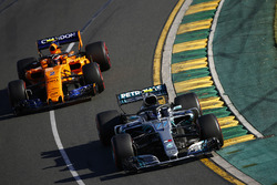 Valtteri Bottas, Mercedes AMG F1 W09 ve Stoffel Vandoorne, McLaren MCL33 Renault