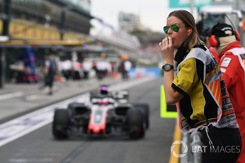 Marshal con un fischietto in pit lane