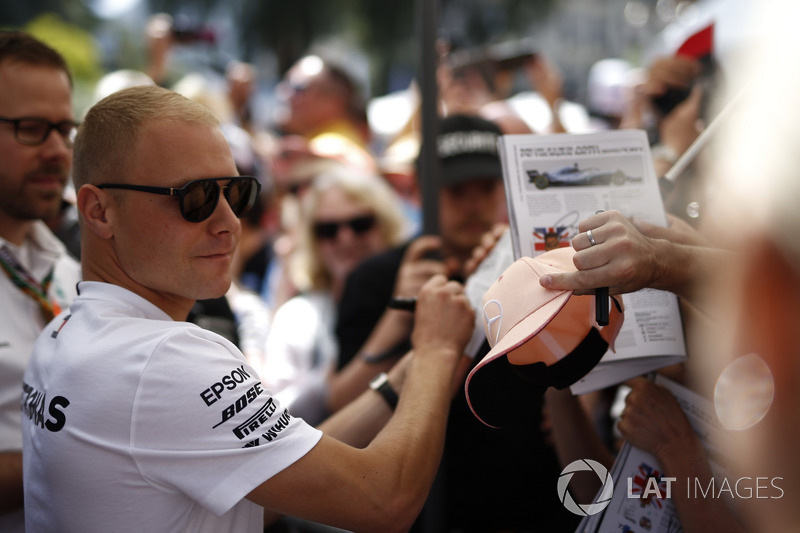 Valtteri Bottas, Mercedes-AMG F1 signe des autographes