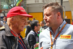 Niki Lauda, Mercedes Non-Executive Chairman with Paul Hembery, Pirelli Motorsport Director on the grid