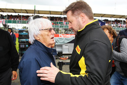Bernie Ecclestone, met Paul Hembery, Pirelli Motorsport Director op de grid