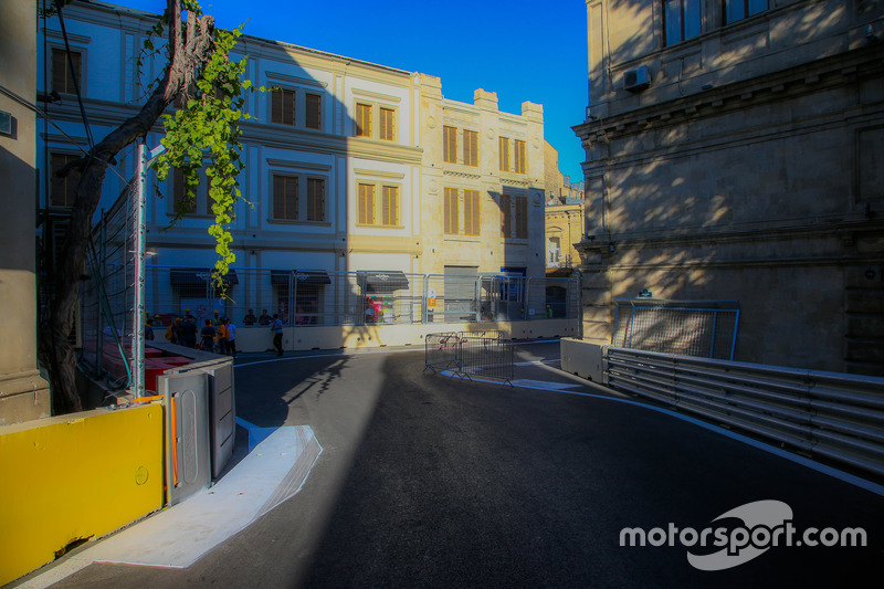 Baku, la curva 10 del circuito cittadino con il castello