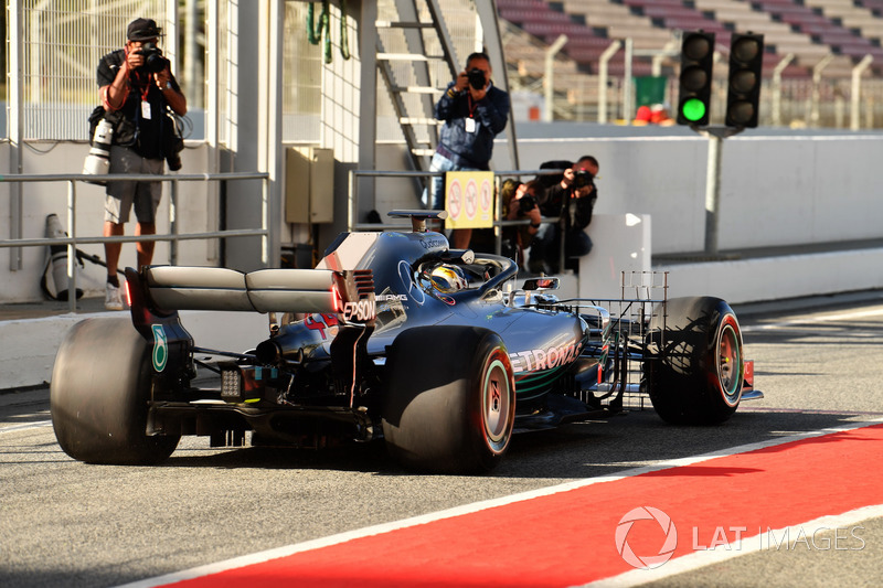 Lewis Hamilton, Mercedes-AMG F1 W09 with lights on rear wing