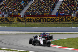 Sergey Sirotkin, Williams FW41, leadsBrendon Hartley, Toro Rosso STR13