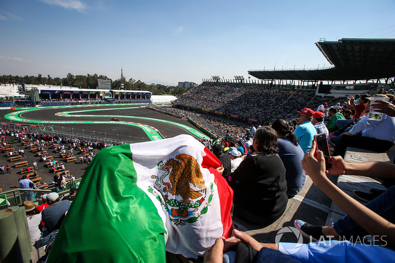 Fans en las tribunas ven a Daniel Ricciardo, Red Bull Racing RB13