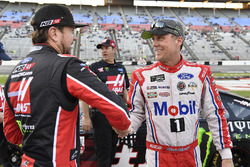 Kurt Busch, Stewart-Haas Racing Ford y Kevin Harvick, Stewart-Haas Racing Rodney, Mobil 1 Ford Fusio
