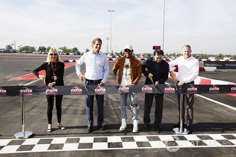 Керівник COTA Еп Стейн, Льюіс Хемілтон, Mercedes AMG F1, відкривають картодром