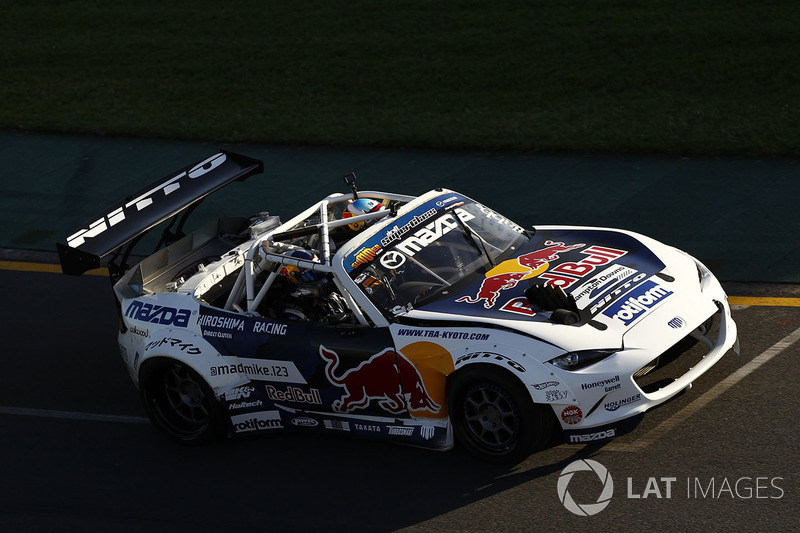 "Mad Mike" Michael Whiddett, Mazda RX7 ve yolcusu Daniel Ricciardo, Red Bull Racing