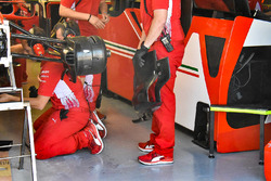 Cambio del bargeboard e del fondo sulla Ferrari SF71H di Kimi Raikkonen