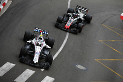 Sergey Sirotkin, Williams FW41, delante de Romain Grosjean, Haas F1 Team VF-18