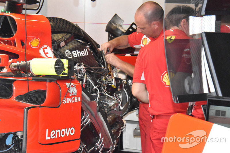 Ferrari SF71H, meccanico al lavoro sul motore