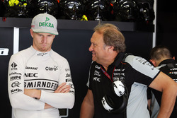 Nico Hulkenberg, Sahara Force India F1 met Robert Fernley, Sahara Force India F1 afgevaardigd teamba
