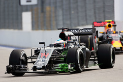 Fernando Alonso, McLaren MP4-31 con la vernice fluo sull'ala per i test aerodinamici
