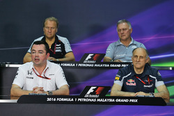 Прес-конференція: заступник керівника Sahara Force India F1 Роберт Фернлі; гоночний директор Manor R