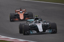 Valtteri Bottas, Mercedes AMG F1 W08; Fernando Alonso, McLaren MCL32