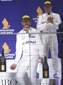 Podyum: Yarış galibi Lewis Hamilton, Mercedes AMG F1, 3. Valtteri Bottas, Mercedes AMG F1