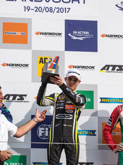 Podyum: Yarış galibi Lando Norris, Carlin, Dallara F317 - Volkswagen