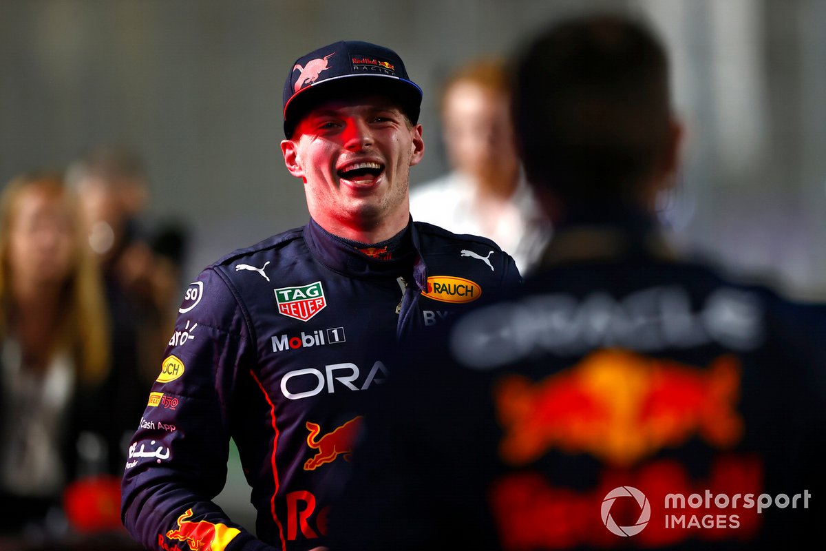 Max Verstappen, Red Bull Racing, 1ª posición, celebra con su equipo en el Parc Ferme