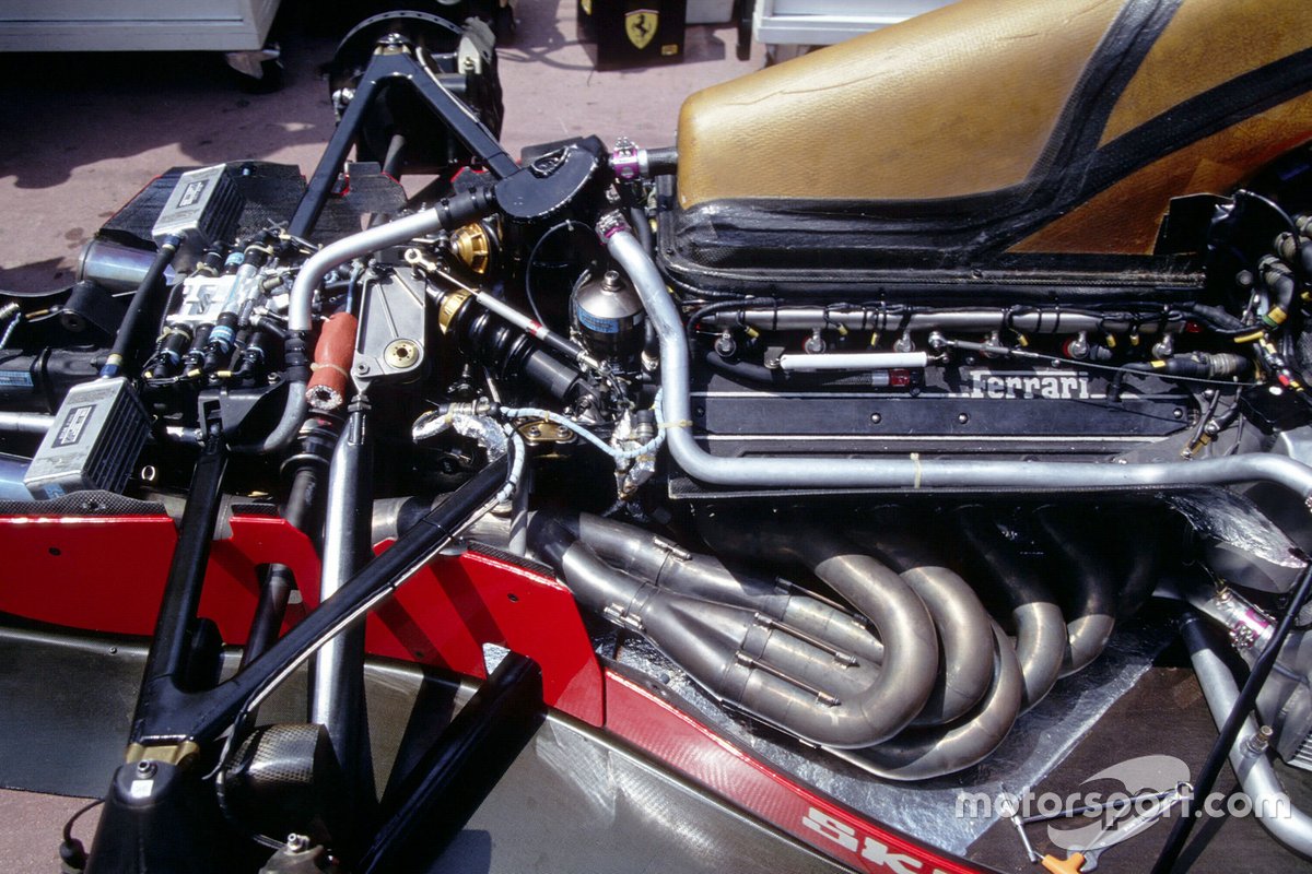 Dettaglio del motore V12 e della sospensione posteriore in una Ferrari F92A