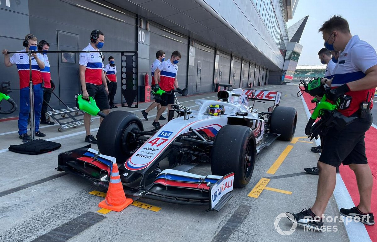 Pembalap Haas Mick Schumacher saat uji coba ban 18 inci Pirelli di Sirkuit Silverstone.