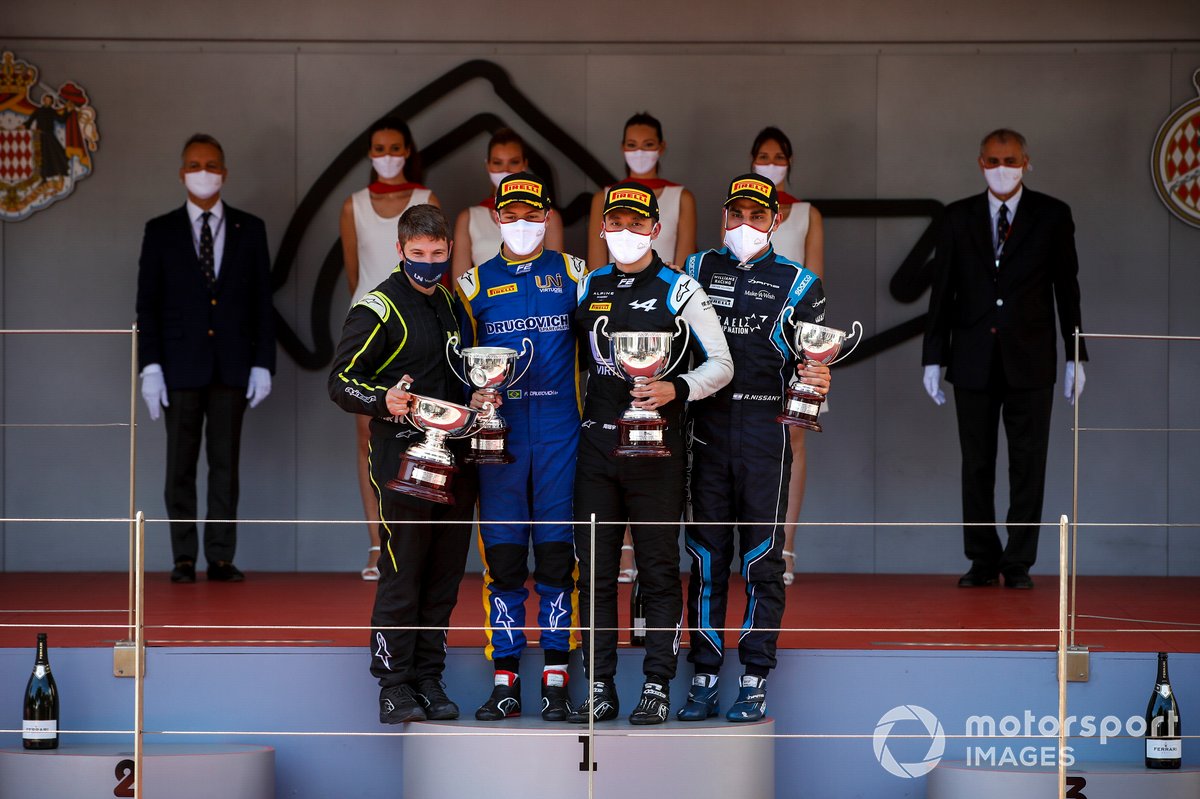 Felipe Drugovich, Uni-Virtuosi, Race Winner Guanyu Zhou, Uni-Virtuosi Racing and Roy Nissany, Dams on the podium with the trophy