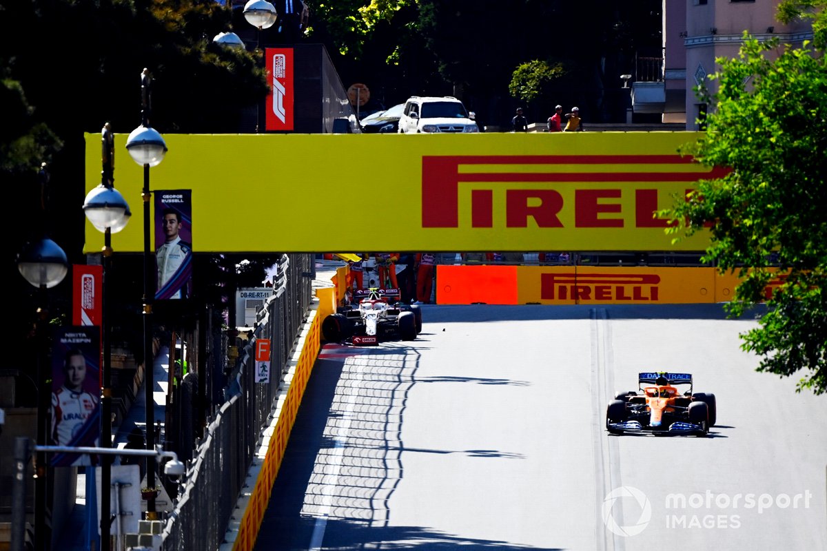 Lando Norris, McLaren MCL35M, passes the crashed car of Antonio Giovinazzi, Alfa Romeo Racing C41
