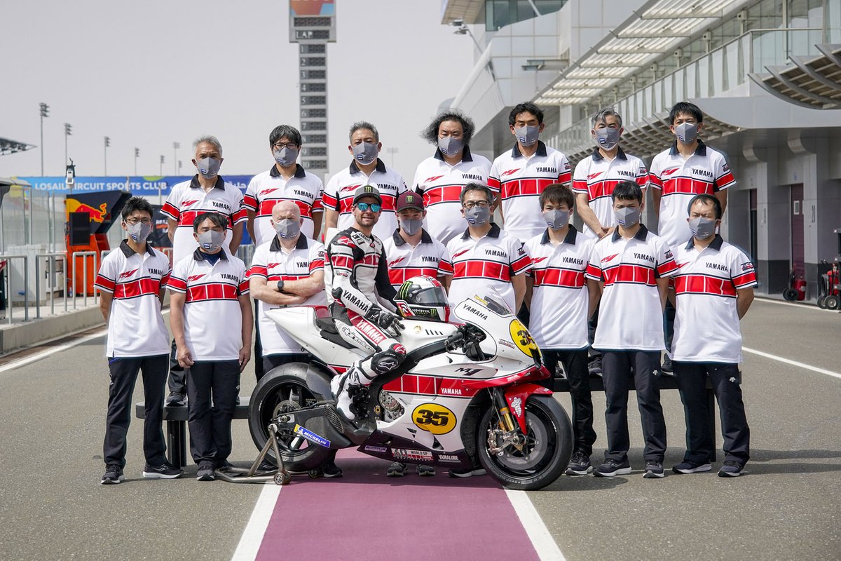 Cal Crutchlow, Yamaha Factory Racing MotoGP Test Team rider berpose di atas Yamaha YZR-M1 dengan livery 60th Grand Prix Racing Anniversary, bersama staf Yamaha.