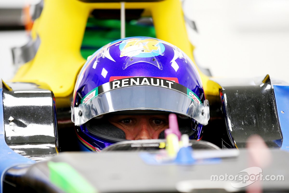 Fernando Alonso visits Renault F1 factory