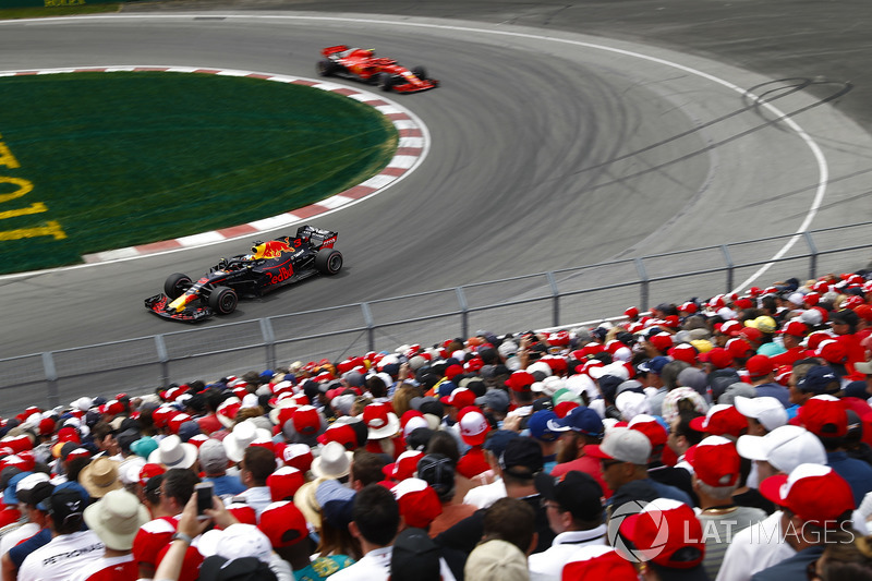 Daniel Ricciardo, Red Bull Racing RB14, precede Kimi Raikkonen, Ferrari SF71H