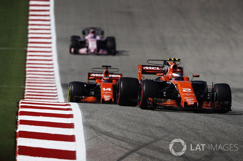 Stoffel Vandoorne, McLaren MCL32, Fernando Alonso, McLaren MCL32, Sergio Perez, Sahara Force India F1 VJM10