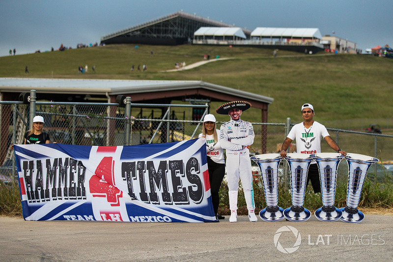 Lewis Hamilton, Mercedes AMG F1 fans y banners